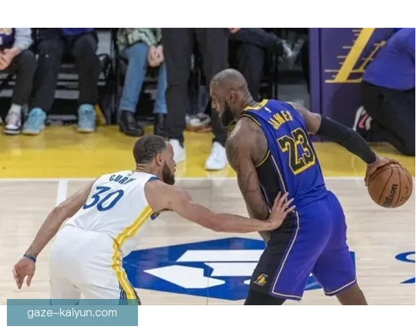 湖人逆转勇士詹姆斯关键表现引爆全场球迷热议再掀季后赛悬念