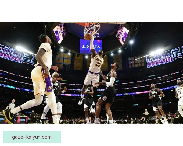 湖人詹姆斯关键时刻发力带队险胜快船再创连胜纪录